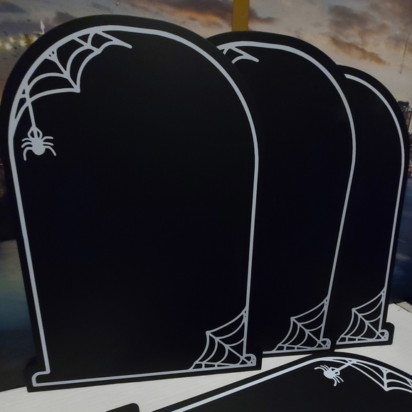 Hanging Chalkboards Tombstone - Picture 10 of 10